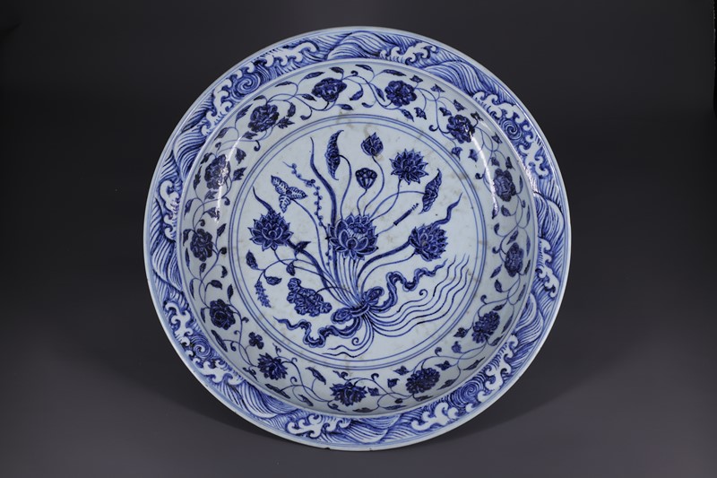 明代青花莲纹折沿大盘