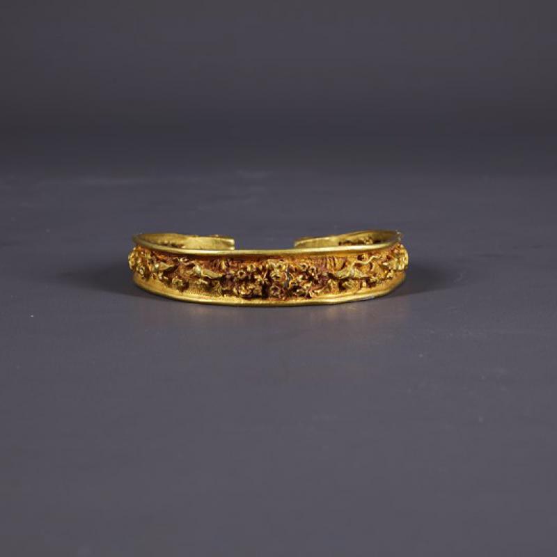 辽代锤碟錾刻鸾凤纹双凫首金镯