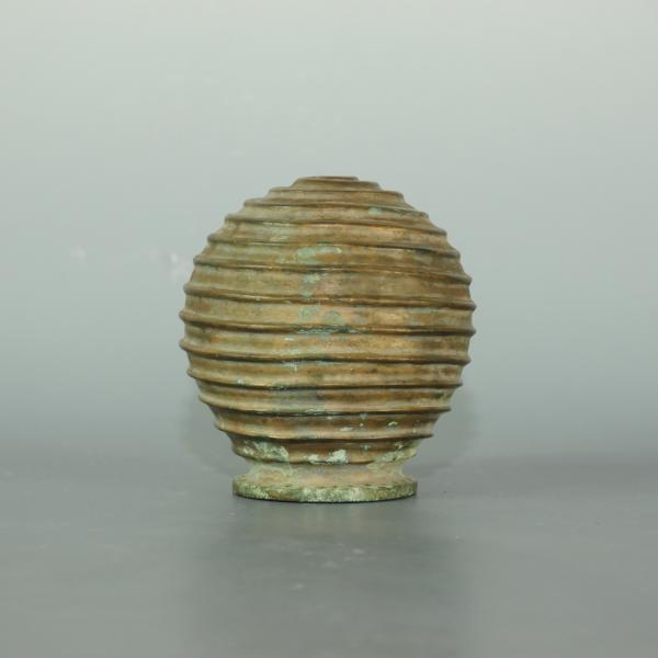 春秋时代凸弦纹圜底青铜罐