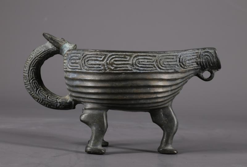 正月初六‖文物贺岁•新春同欢  春秋鳞纹夔龙柄青铜匜