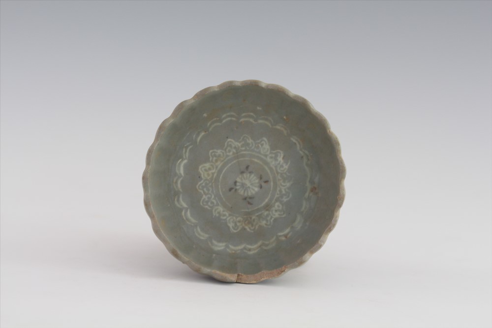 金代青白釉莲形菊花纹瓷碗