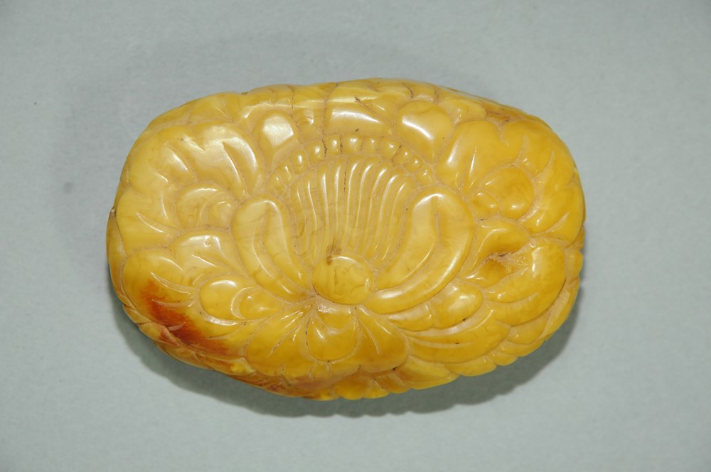 辽中京博物馆馆藏辽代雕牡丹琥珀璎珞坠