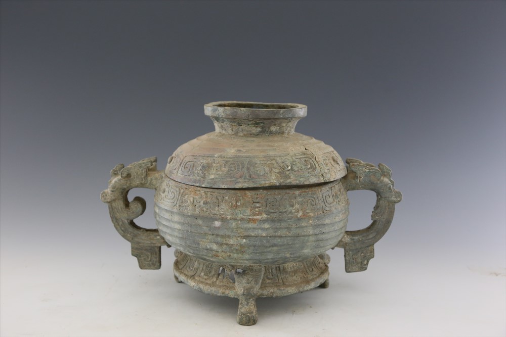 西周双兽耳三足青铜簋