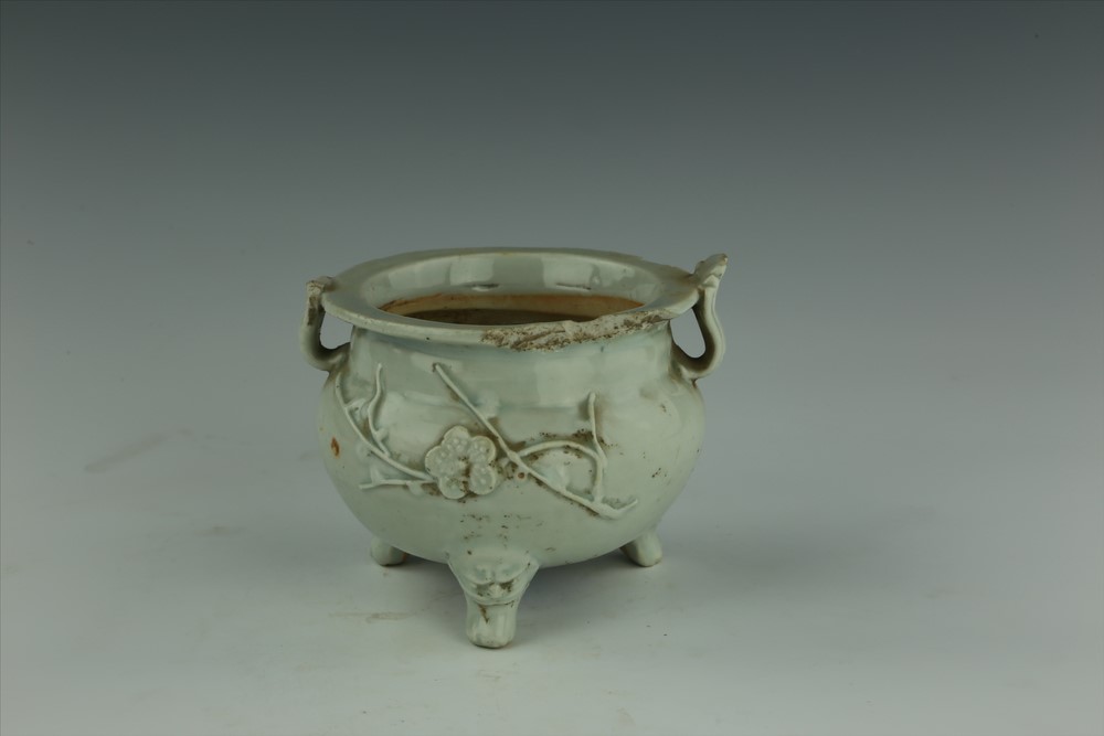 元代青白釉梅花纹双耳三足瓷炉