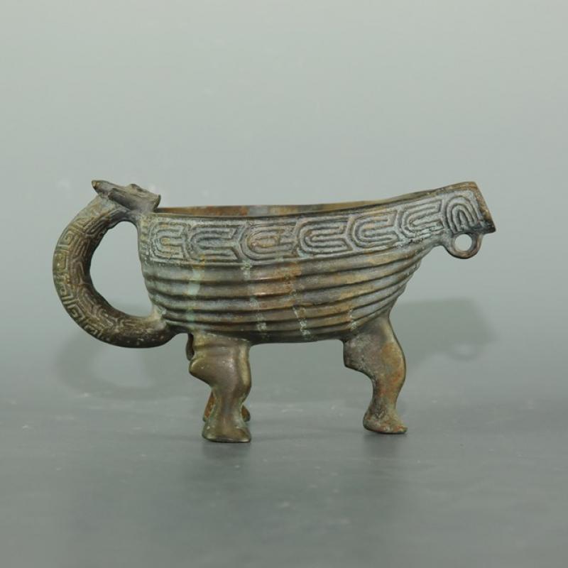 辽中京博物馆馆藏西周鳞纹瓦棱纹龙柄青铜匜