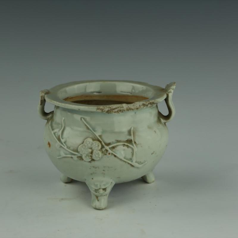 元代青白釉梅花纹双耳三足瓷炉